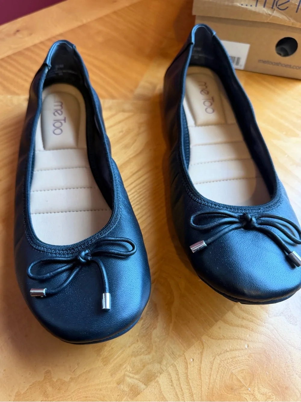 me too Black Round-Toe leather Ballet Flats with Bow Accent
